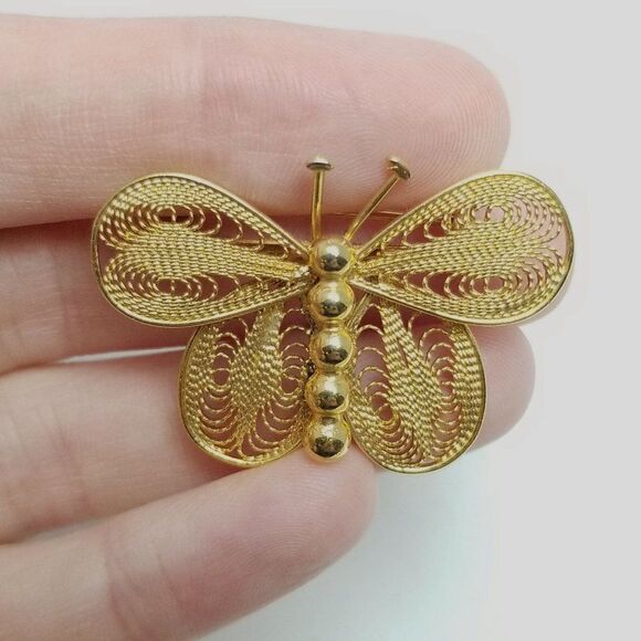 Vintage Gold Tone Butterfly Brooch, Filigree Wire Design, Lightweight Estate - Picture 2 of 6